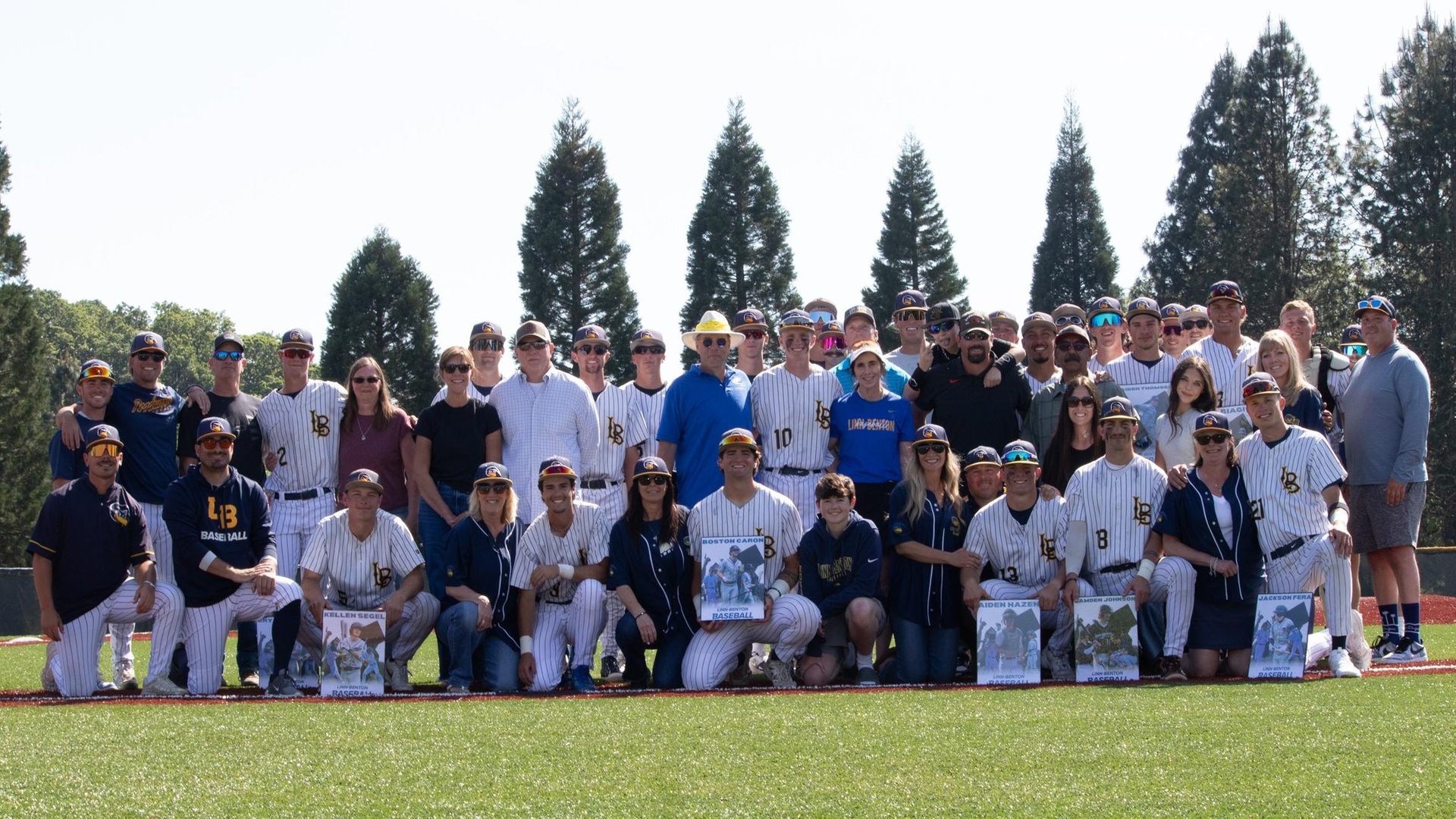 Players_Parents_Group-Candid