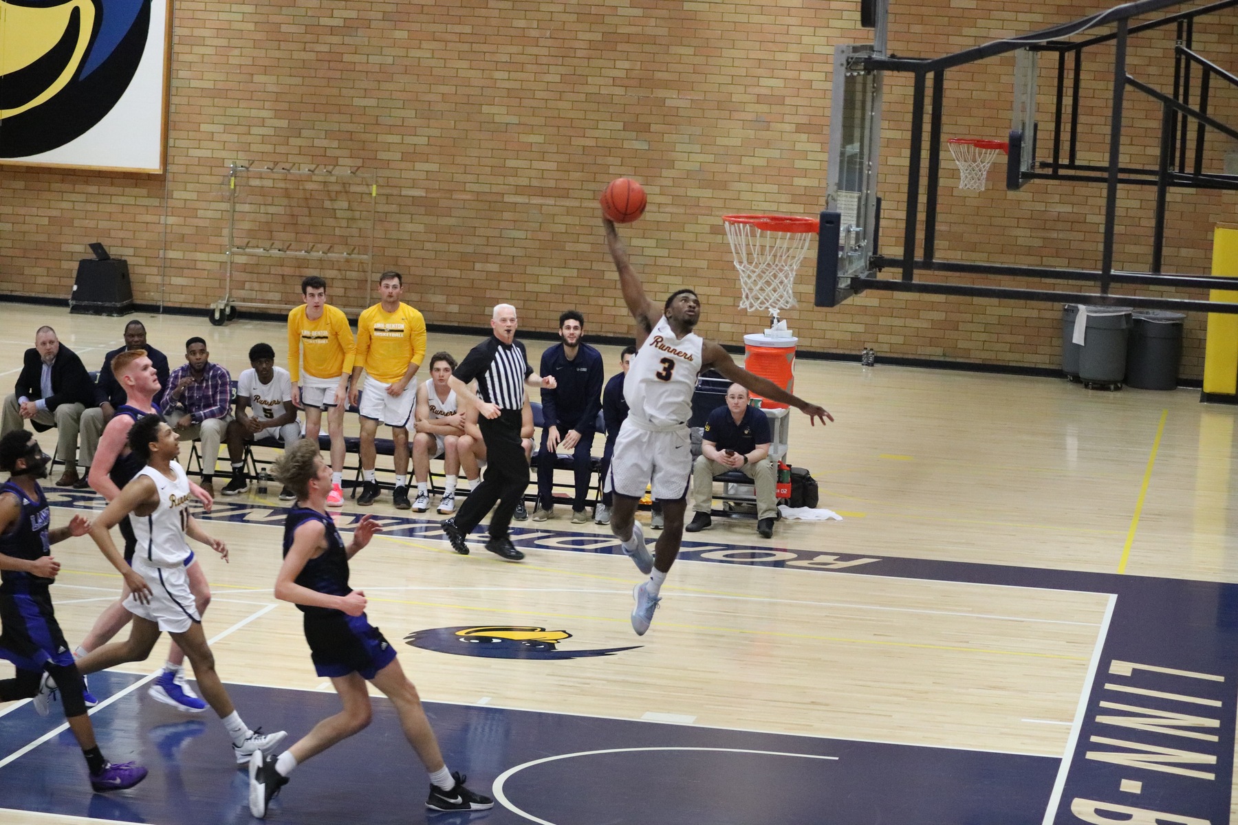 Davis dunks