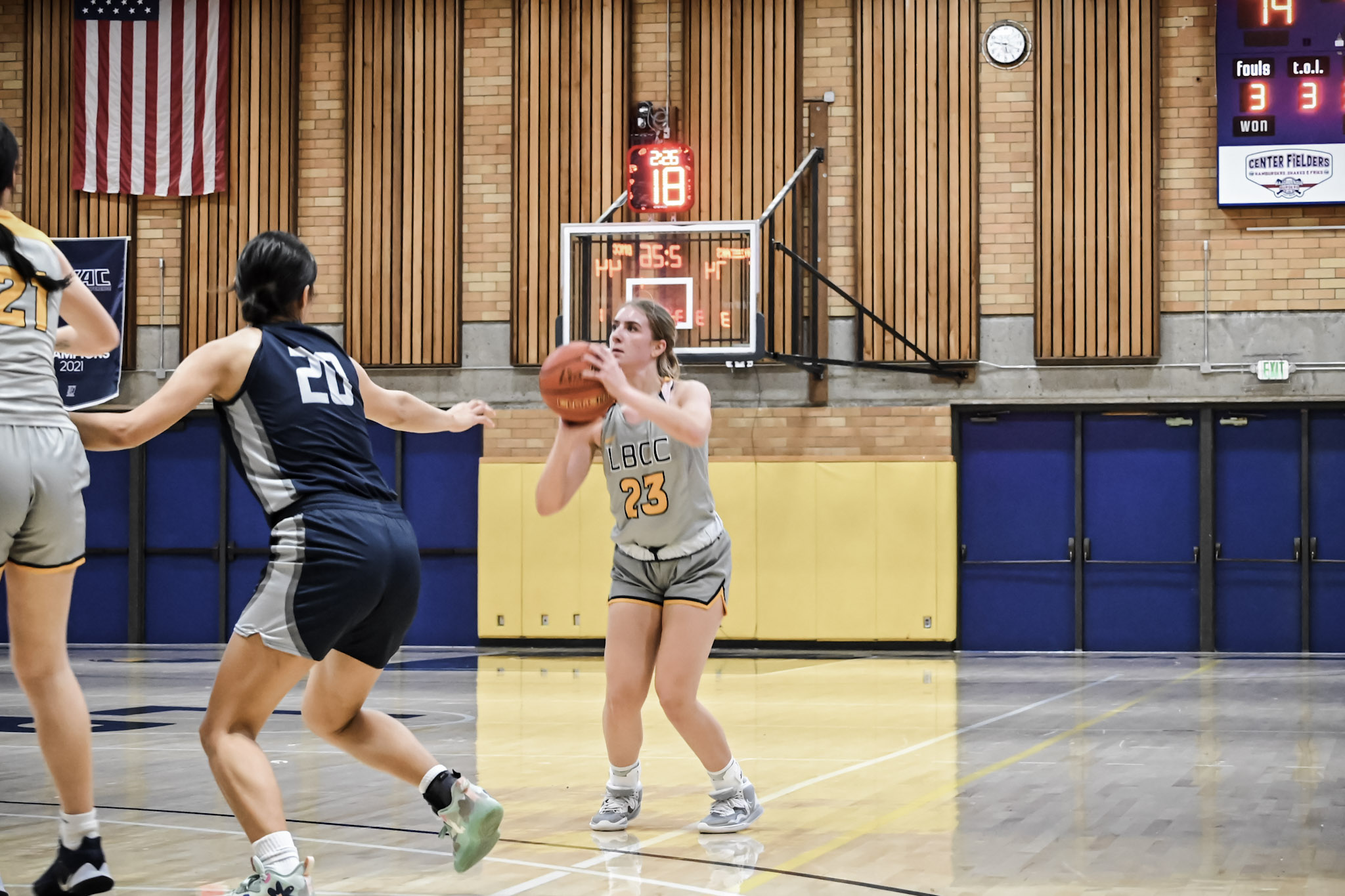 Roadrunner Women Keep Rolling, Take Down Clark