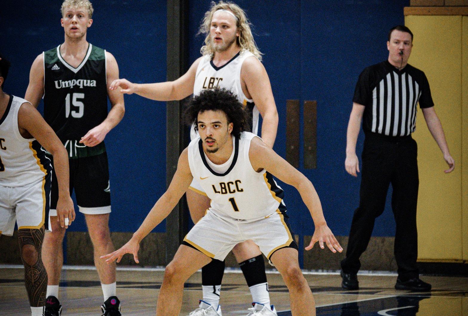 Roadrunners Stop Clark 82-74