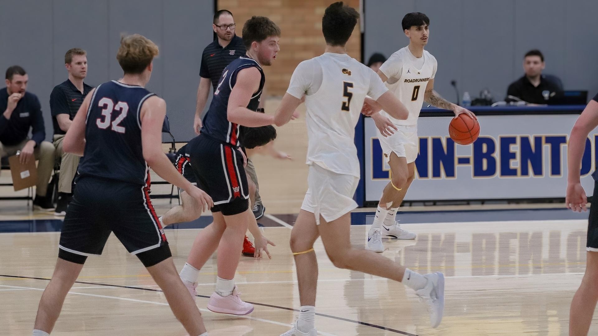 Roadrunners Slip Late, Fall to Lakers