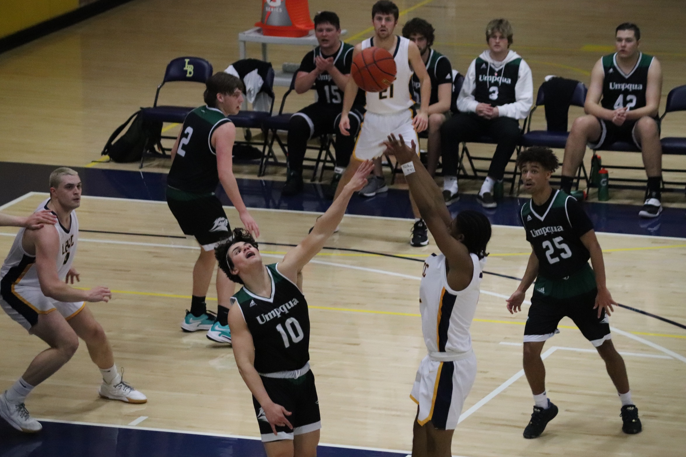 Cougars Cruise Against Linn-Benton Men
