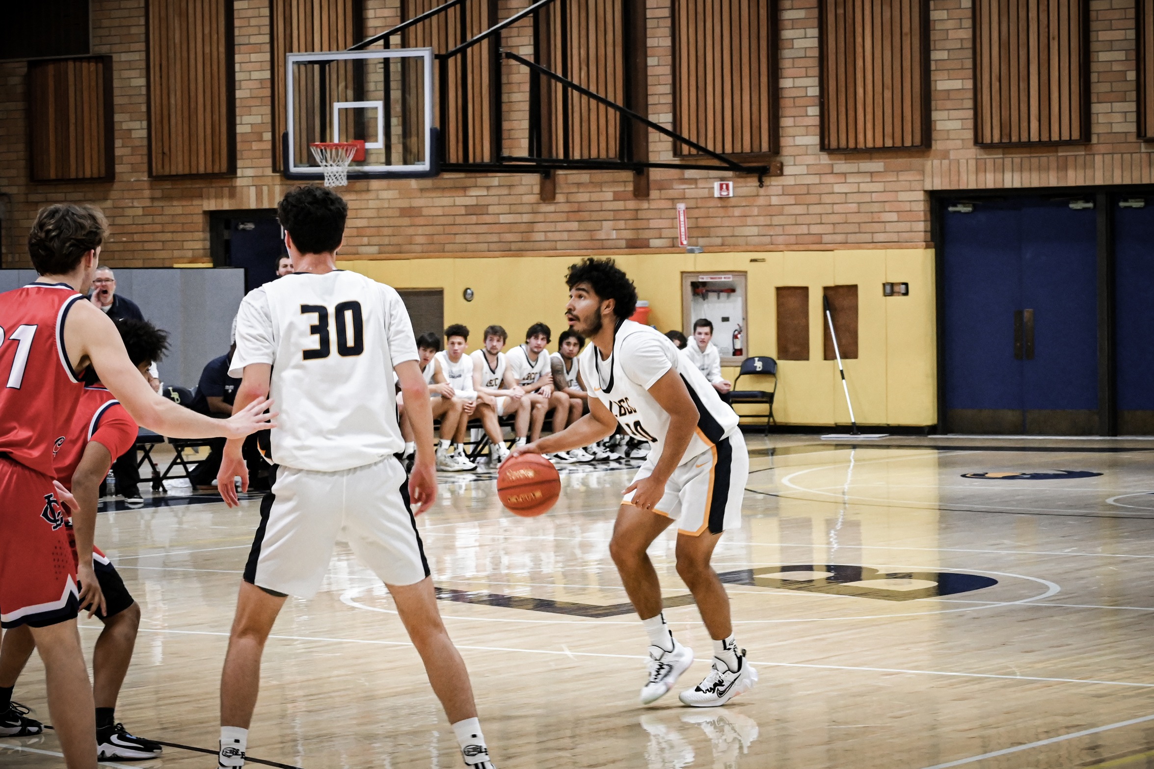Roadrunner Men Pull Away From Saints Late